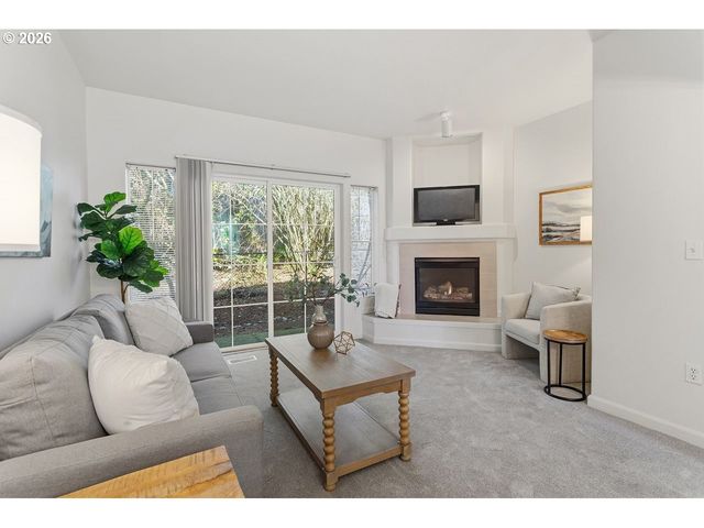 15450 Sw SPARROW Loop 102, Beaverton, OR 97007