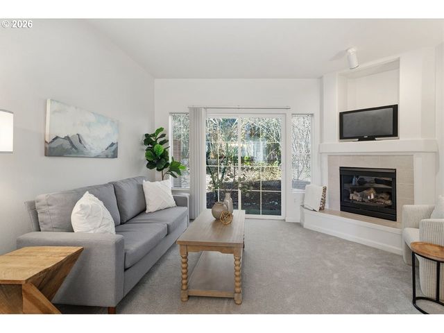 15450 Sw SPARROW Loop 102, Beaverton, OR 97007