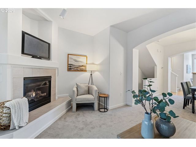 15450 Sw SPARROW Loop 102, Beaverton, OR 97007