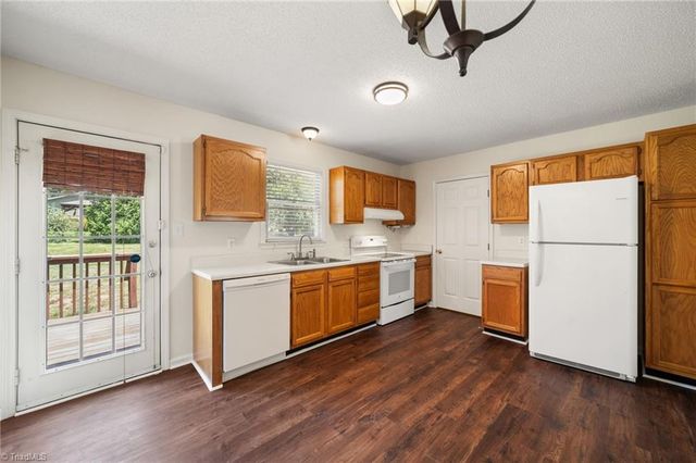 1525 Canstaff Drive, Kernersville, NC 27284