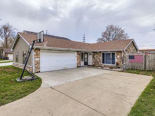 8 Southbury Court, Streamwood, IL 60107