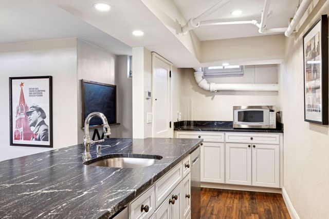 2116 W Lake Of The Isles Parkway, Minneapolis, MN 55405