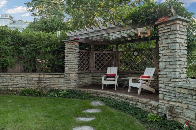 2116 W Lake Of The Isles Parkway, Minneapolis, MN 55405