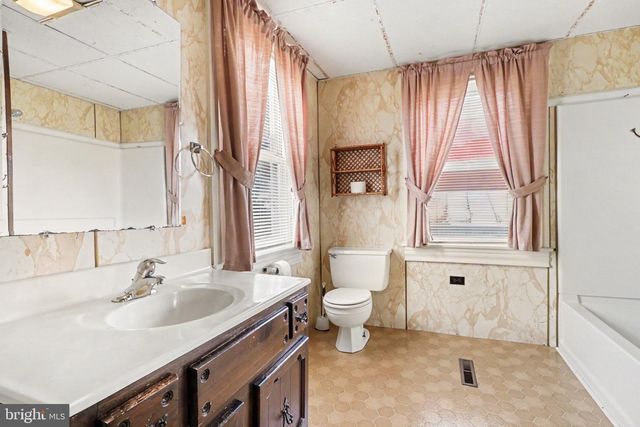 32 N MAIN ST, Dover, PA 17315