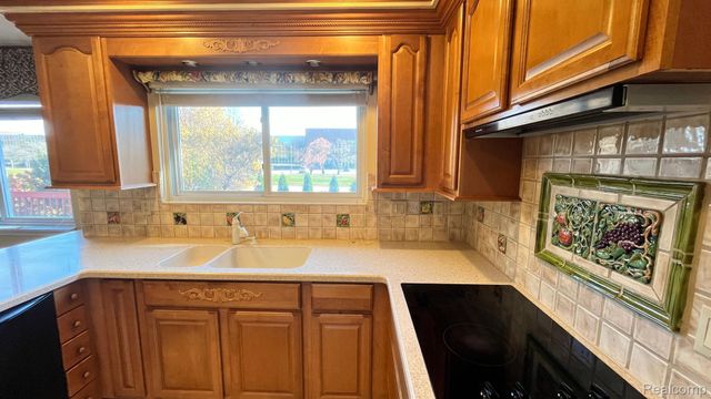 2852 MAYFAIR Drive, Troy, MI 48084