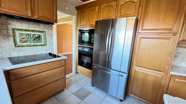 2852 MAYFAIR Drive, Troy, MI 48084