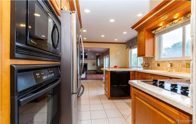2852 MAYFAIR Drive, Troy, MI 48084