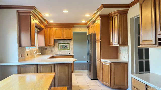 2852 MAYFAIR Drive, Troy, MI 48084