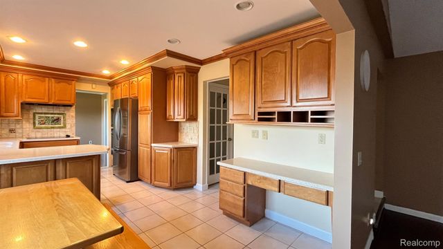 2852 MAYFAIR Drive, Troy, MI 48084