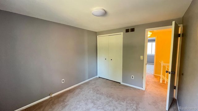 2852 MAYFAIR Drive, Troy, MI 48084