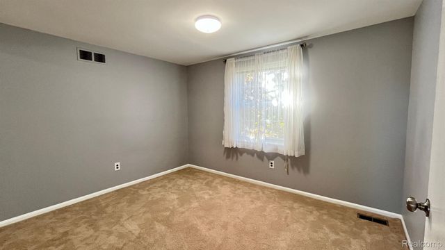 2852 MAYFAIR Drive, Troy, MI 48084