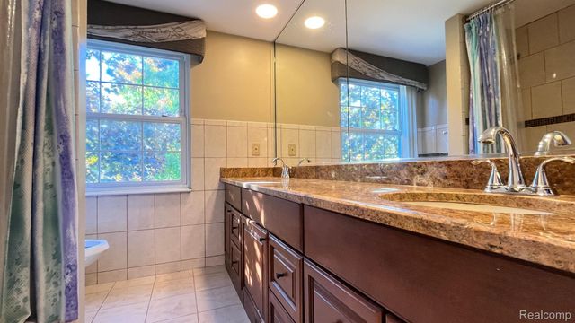 2852 MAYFAIR Drive, Troy, MI 48084