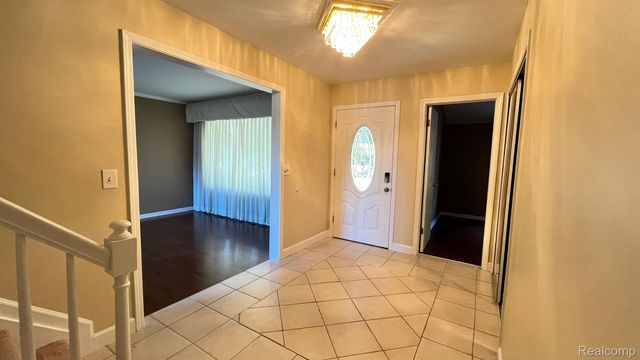 2852 MAYFAIR Drive, Troy, MI 48084