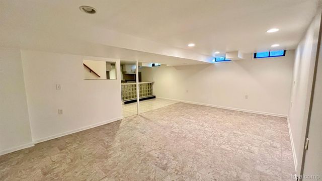 2852 MAYFAIR Drive, Troy, MI 48084