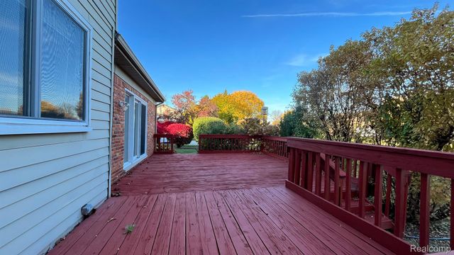 2852 MAYFAIR Drive, Troy, MI 48084