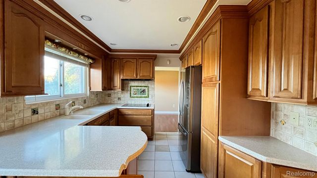 2852 MAYFAIR Drive, Troy, MI 48084