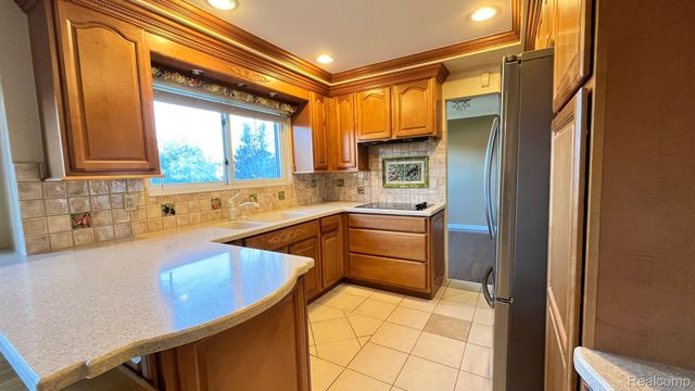 2852 MAYFAIR Drive, Troy, MI 48084