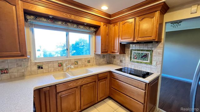 2852 MAYFAIR Drive, Troy, MI 48084