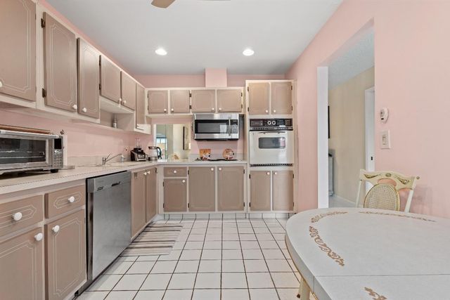 5800 Fernley Drive W 18, West Palm Beach, FL 33415