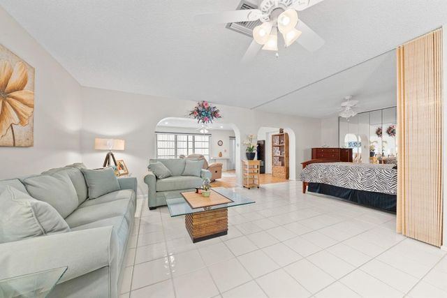 5800 Fernley Drive W 18, West Palm Beach, FL 33415