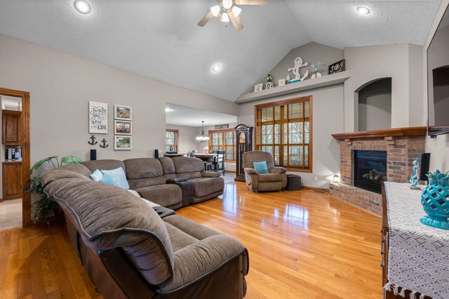 1054 W Itaska Road, Nixa, MO 65714