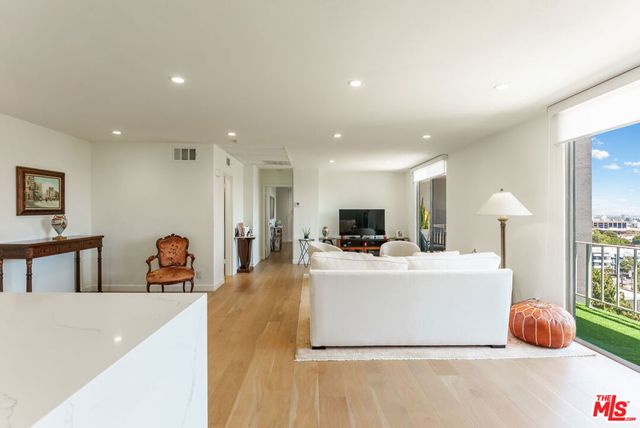 100 S Doheny Drive 811, Los Angeles, CA 90048