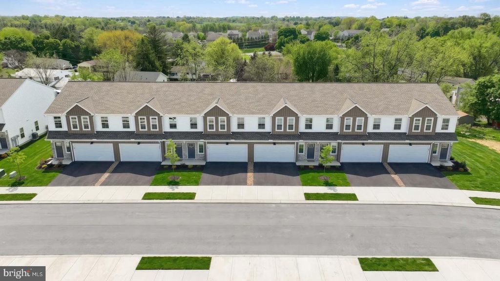 7855 OAK BROOK DR, Harrisburg, PA 17112