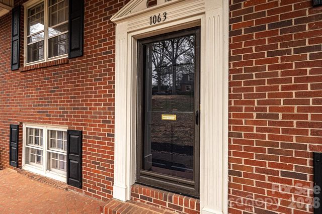 1063 4th Avenue Drive NW, Hickory, NC 28601