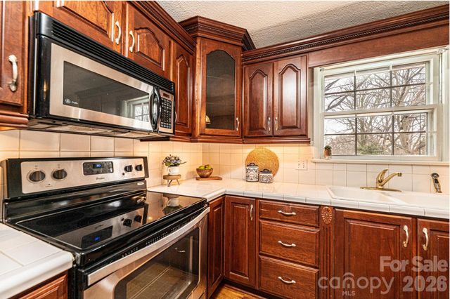 1063 4th Avenue Drive NW, Hickory, NC 28601