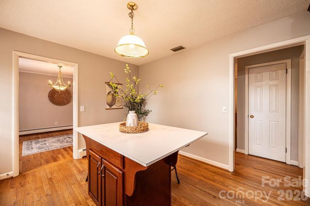 1063 4th Avenue Drive NW, Hickory, NC 28601