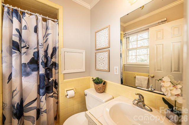 1063 4th Avenue Drive NW, Hickory, NC 28601