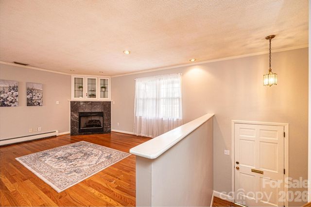 1063 4th Avenue Drive NW, Hickory, NC 28601