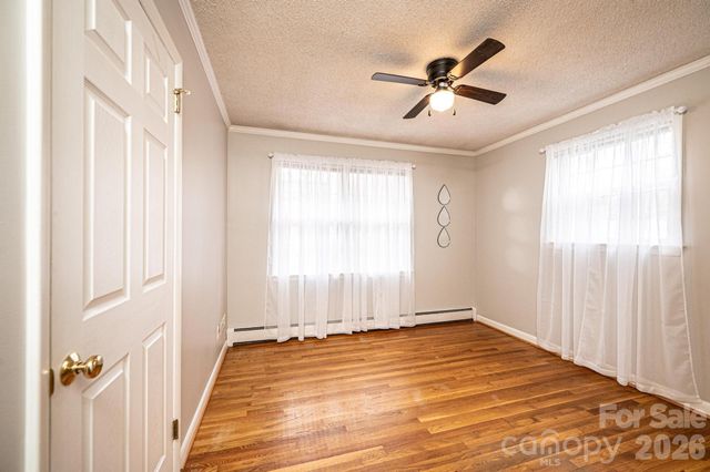 1063 4th Avenue Drive NW, Hickory, NC 28601