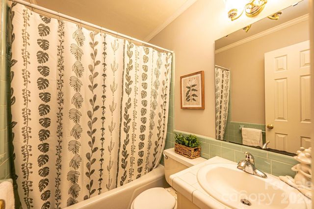 1063 4th Avenue Drive NW, Hickory, NC 28601