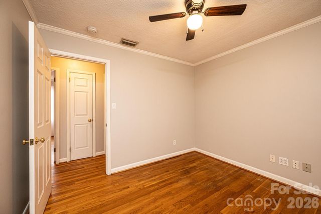 1063 4th Avenue Drive NW, Hickory, NC 28601