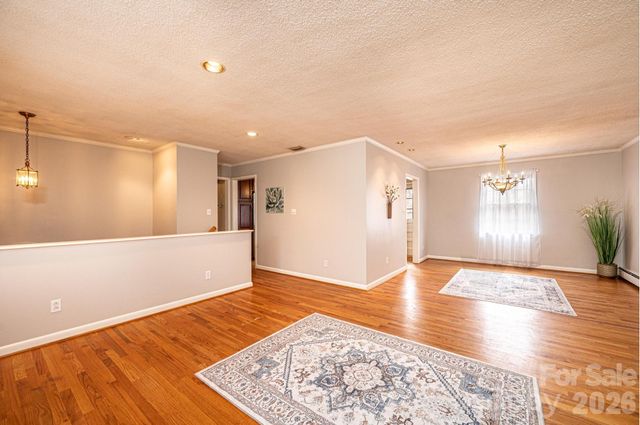 1063 4th Avenue Drive NW, Hickory, NC 28601