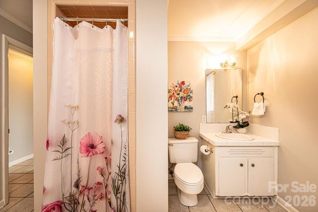 1063 4th Avenue Drive NW, Hickory, NC 28601