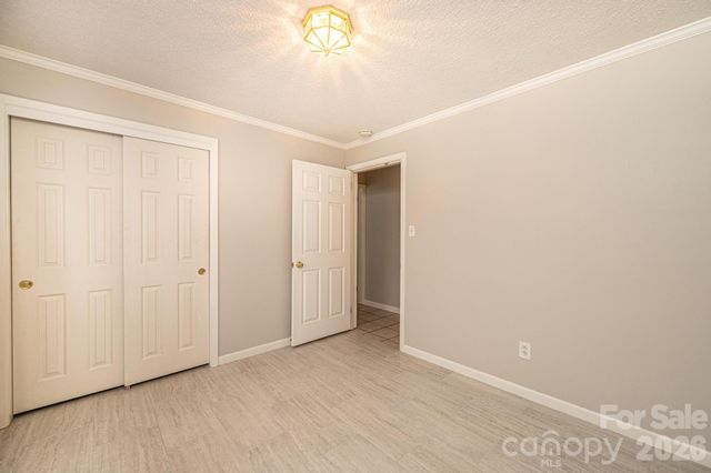 1063 4th Avenue Drive NW, Hickory, NC 28601