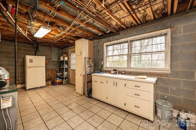 1063 4th Avenue Drive NW, Hickory, NC 28601