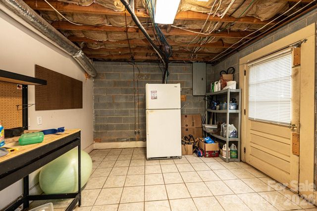 1063 4th Avenue Drive NW, Hickory, NC 28601