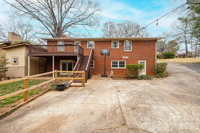 1063 4th Avenue Drive NW, Hickory, NC 28601