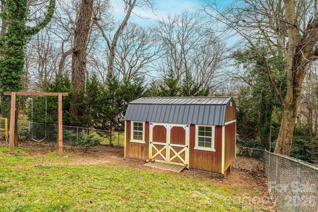 1063 4th Avenue Drive NW, Hickory, NC 28601