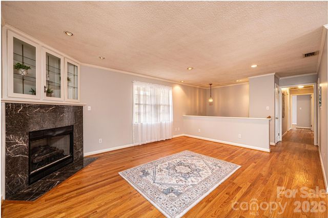 1063 4th Avenue Drive NW, Hickory, NC 28601