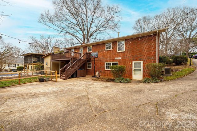 1063 4th Avenue Drive NW, Hickory, NC 28601