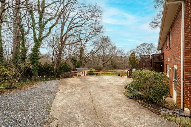 1063 4th Avenue Drive NW, Hickory, NC 28601