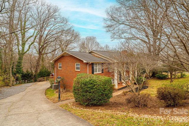 1063 4th Avenue Drive NW, Hickory, NC 28601