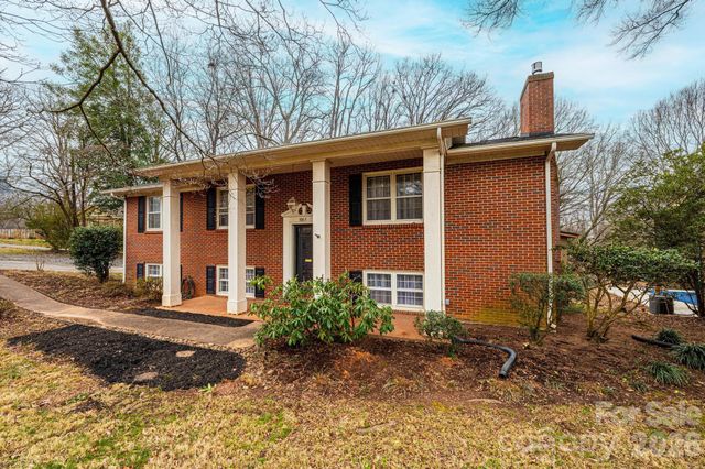 1063 4th Avenue Drive NW, Hickory, NC 28601