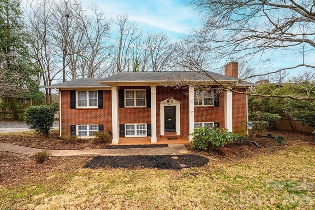 1063 4th Avenue Drive NW, Hickory, NC 28601