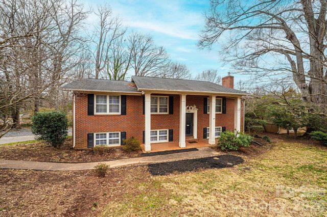 1063 4th Avenue Drive NW, Hickory, NC 28601