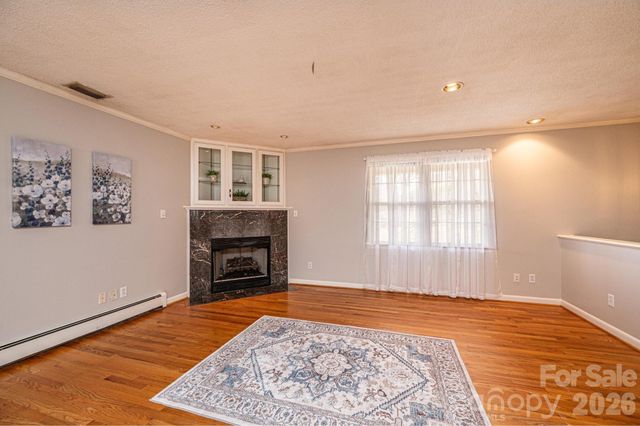 1063 4th Avenue Drive NW, Hickory, NC 28601